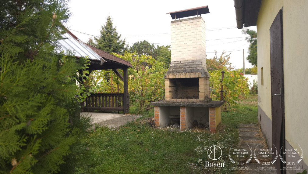 BOSEN | Objekt s podnikateľským potenciálom a pozemkom 909 m², Macov