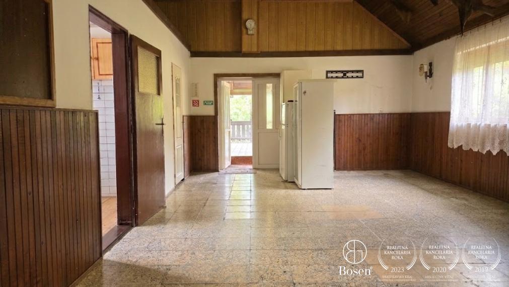 BOSEN | Objekt s podnikateľským potenciálom a pozemkom 909 m², Macov