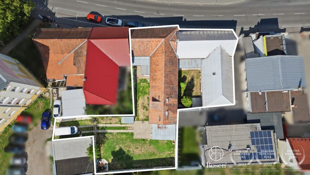 BOSEN | Dva susediace domy s pozemkami 875 m² a výrazným investičným potenciálom
