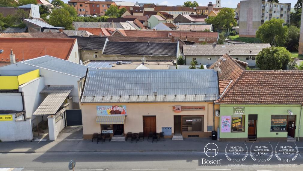 BOSEN | Dom s prenajatými obchodnými priestormi Bánovce nad Bebravou - centrum