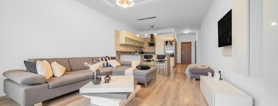 BOSEN | Priestranný zariadený 3 izbový byt s parkingom, Petržalka City