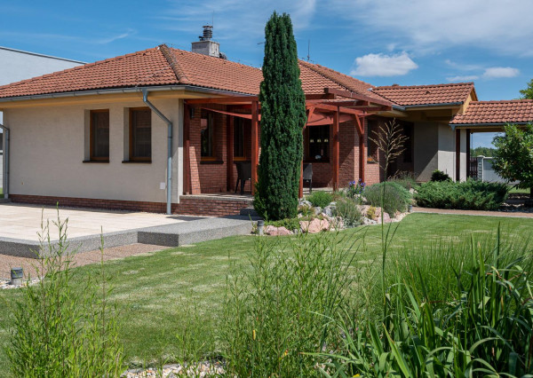 BOSEN |  4 izbový rodinný dom s jazierkom a dvomi garážami v pokojnej časti obce Šamorín - Bučuháza