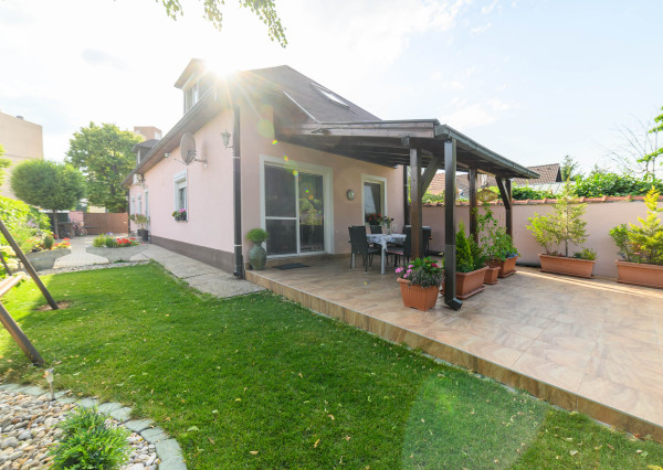 Rezervovaný BOSEN I Ponúkame vám Krásny 5 izbový poschodový rodinný dom v centre Senca