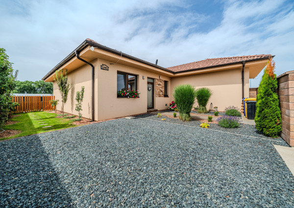 PREDANÉ - BOSEN |  4 izbový rodinný dom, s dvojgarážou, terasou a upravenou záhradou, Hurbanova Ves