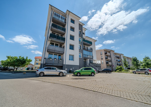 BOSEN | Prenájom 1-izbový byt s parkovacím statím   v garáži Slovenský Grob