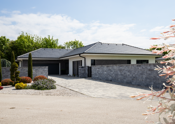 REZERVOVANÉ | BOSEN | Nadštandardný 5i RD s dvojgarážou