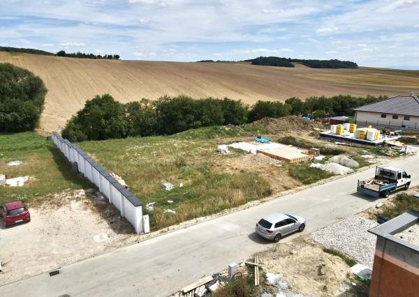 REZERVOVANÝ BOSEN | Na predaj stavebný pozemok o veľkosti 874 m2 v obci Trenčianske Mitice, časť Rožňové Mitice.