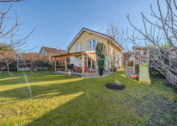 REZERVOVANÉ ! BOSEN | 5 izbový kompletne zariadený rodinný dom s garážou