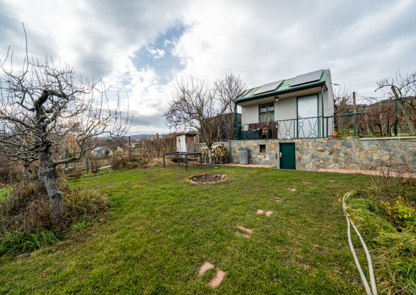 BOSEN | Slnečná záhrada s chatou, Svätý Jur, 462m2