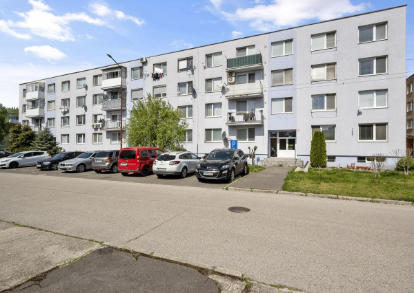 BOSEN | REZERVOVANÉ- Priestranný 2 izbový byt s balkónom v pôvodnom stave