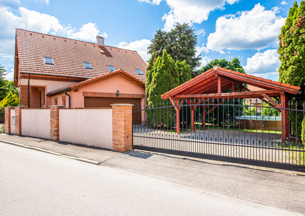 BOSEN | Na predaj rodinný dom vo výbornej lokalite 1008m2 - Zlatovce v Trenčíne