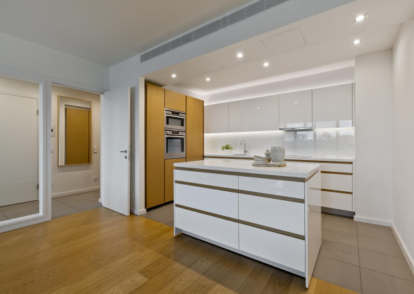 BOSEN | REZERVOVANÉ Priestranný a zariadený 2-izbový byt s loggiou a garážovým státím v Eurovea - Riverside, 75,85m²