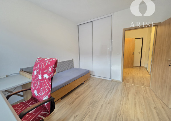 Slnečnice, na prenájom  2-izbový byt s parkovaním.