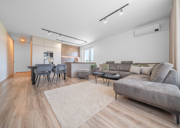 Bosen| Priestranný klimatizovaný 4-izbový byt s loggiou a 2 garážovými státiami – Bory Bývanie