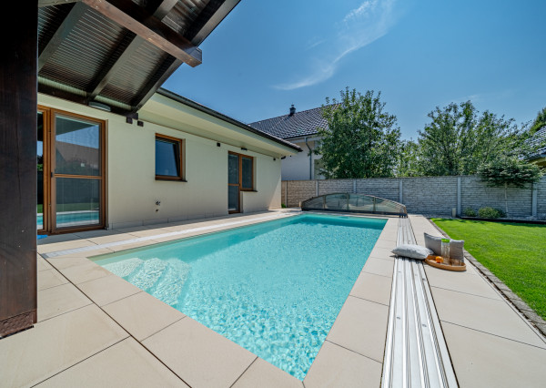 BOSEN | 4 izbový bungalov s bazénom a garážou v Malinove