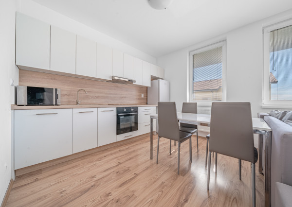 BOSEN | Prenájom 1-izbový byt s parkovacím statím v garáži Slovenský Grob