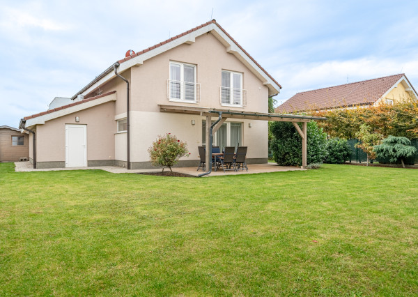 REZERVOVANÉ ! BOSEN | 5 izbový rodinný dom s garážou a krbom v Ch. Grobe