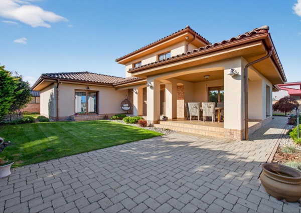 BOSEN | Rodinná vila s bazénom a jacuzzi