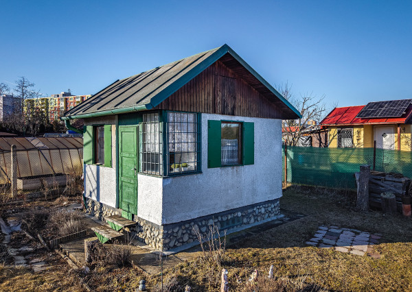 BOSEN | Záhradná chatka s pivnicou a skleníkom – Starý Juh