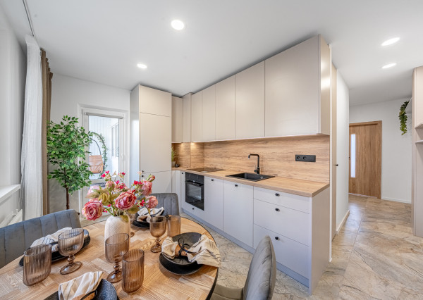 BOSEN | RESERVED Fully furnished, renovated 3-room apartment with a loggia, 76.8 m², Lamač, Studenohorská