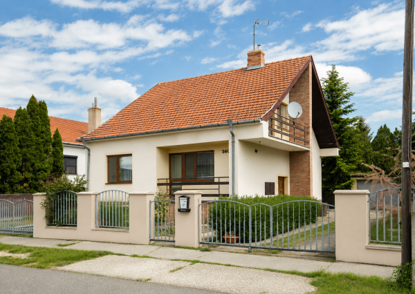 BOSEN | Priestranný rodinný dom s ateliérom a pivnicou, Vozokany