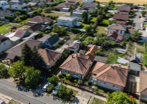 REZERVOVANÉ | BOSEN | Stavebný pozemok s rodinným domom na zbúranie alebo rekonštrukciu, Chorvátsky Grob, 801 m²