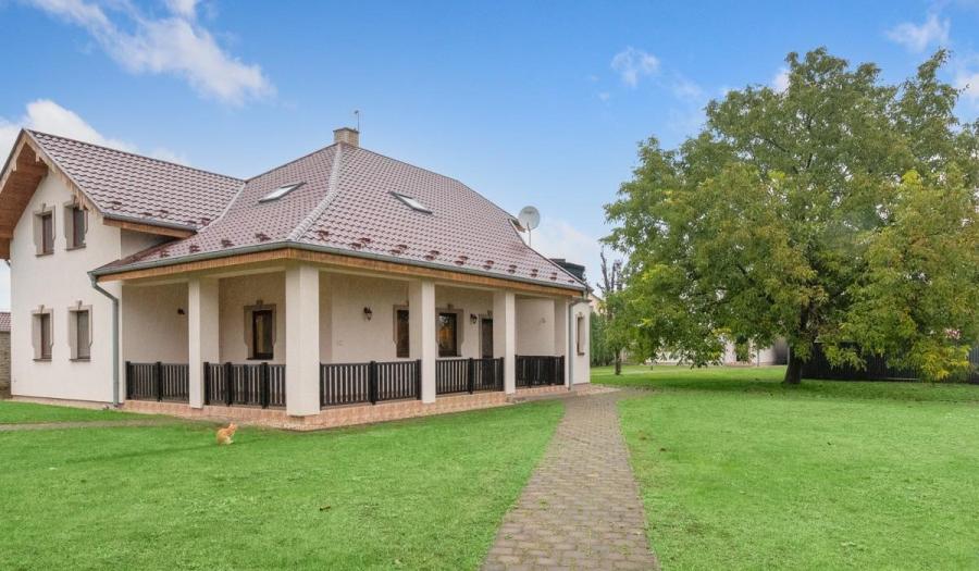 REZERVOVANÝ 6 izbový rodinný dom s veľkým pozemkom a dvojgarážou