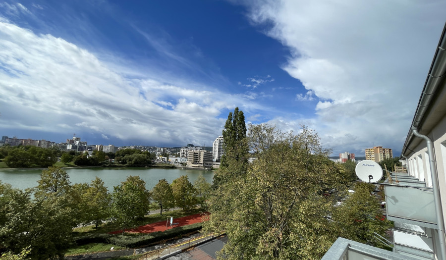 Priestranný 2 izb.byt s balkónom, výhlad na Štrkovecké jazero, Ružinov, Stropkovská, 60 m2