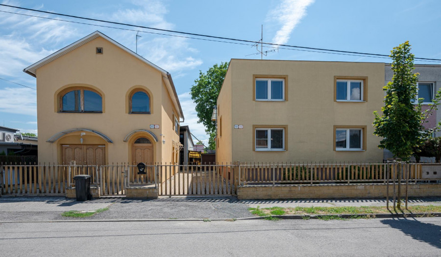 BOSEN | 2 samostatne stojace rodinné domy a výrobná hala, ulica Družby, Topoľčany
