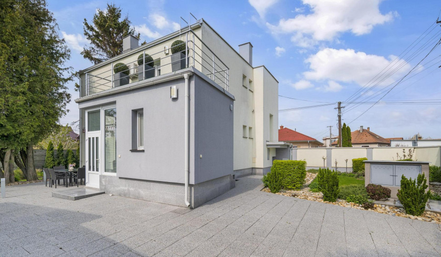 BOSEN | Nadštandardný 4 izbový rodinný dom s troma garážami a veľkým pozemkom, Topoľníky