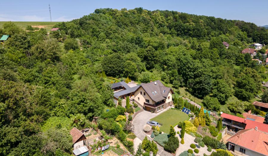 BOSEN | Samostatne stojaci 6 izbový rodinný dom 336 m2, Skalka nad Váhom, okres Trenčín