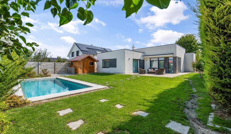 BOSEN | Moderný 4 izbový bungalov s bazénom, 581 m2, Pivonková ul., Rovinka