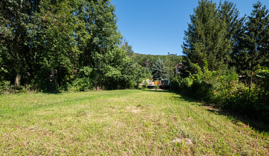 BOSEN | Slnečná záhrada s chatou na brehu Dunaja v Bratislave - Devín, 1139m2