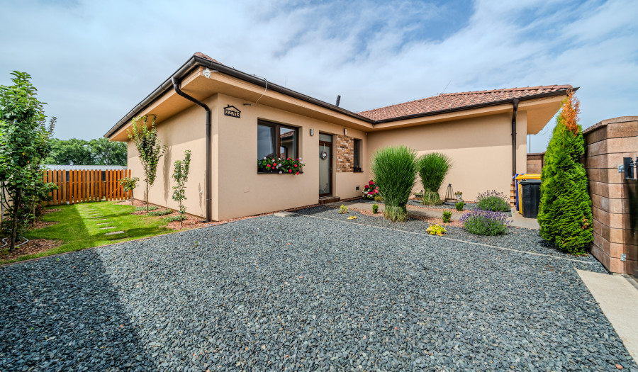 REZERVOVANÉ - BOSEN |  4 izbový rodinný dom, s dvojgarážou, terasou a upravenou záhradou, Hurbanova Ves