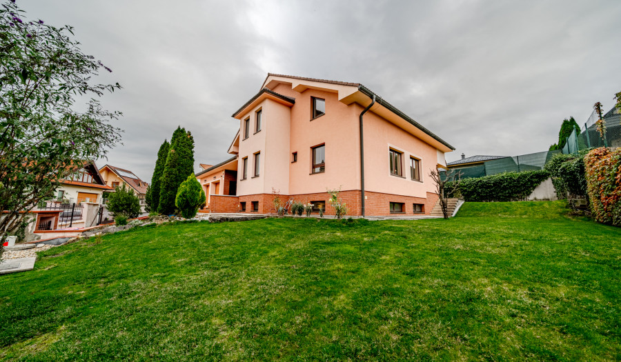 BOSEN | ZNÍŹENÁ CENA - Na predaj nadštandardný rodinný dom s krásnym výhľadom.