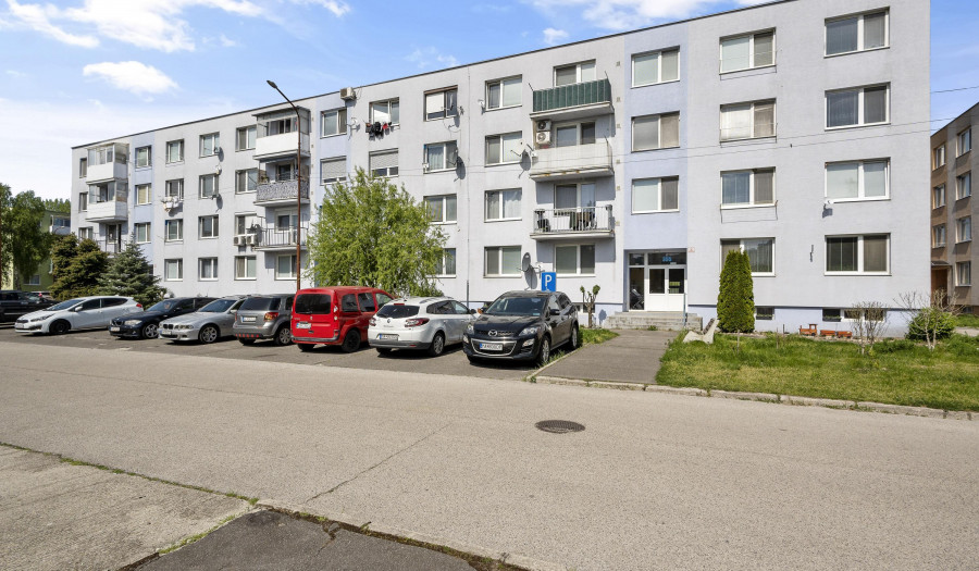 BOSEN | REZERVOVANÉ- Priestranný 2 izbový byt s balkónom v pôvodnom stave