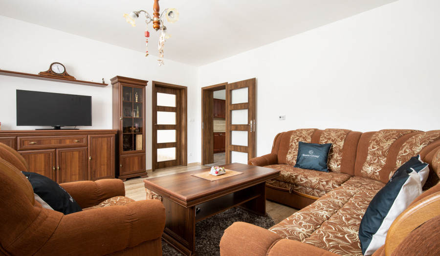 BOSEN | NA PREDAJ 4-IZBOVÝ RODINNÝ DOM S VEĽKORYSÝM POZEMKOM A HOSPODÁRSKYMI BUDOVAMI | MEDVEĎOV