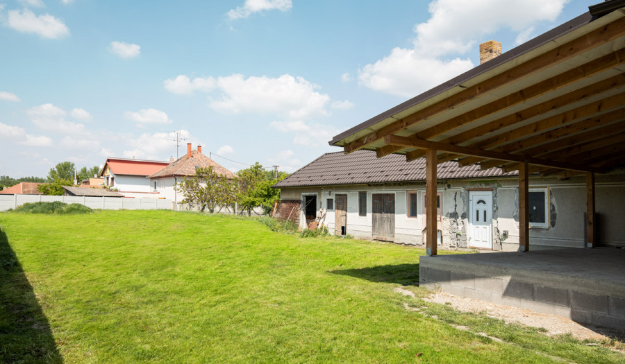 BOSEN | NA PREDAJ 4-IZBOVÝ RODINNÝ DOM S VEĽKORYSÝM POZEMKOM A HOSPODÁRSKYMI BUDOVAMI | MEDVEĎOV