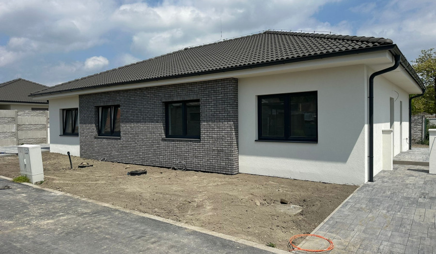 BOSEN | SKOLAUDOVANÝ 3izb Rodinný dvojdom so záhradkou+ klimatizácia v cene