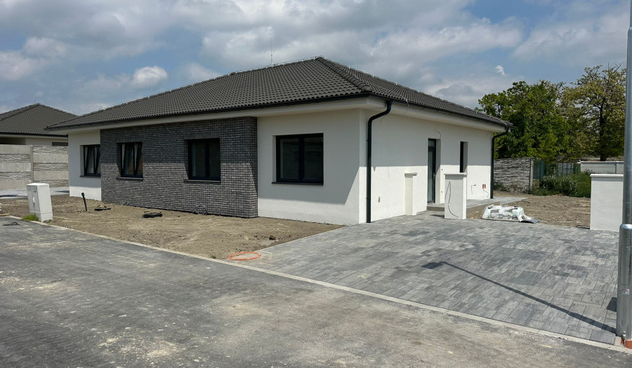 BOSEN | SKOLAUDOVANÝ 3izb Rodinný dvojdom so záhradkou+ klimatizácia v cene