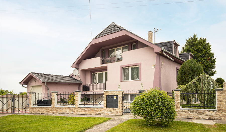 BOSEN | Priestranný dvojgeneračný RD s bazénom, obec Padáň