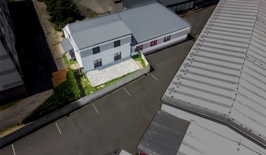 BOSEN | Moderná viacúčelová budova, Lučenec, 140m2