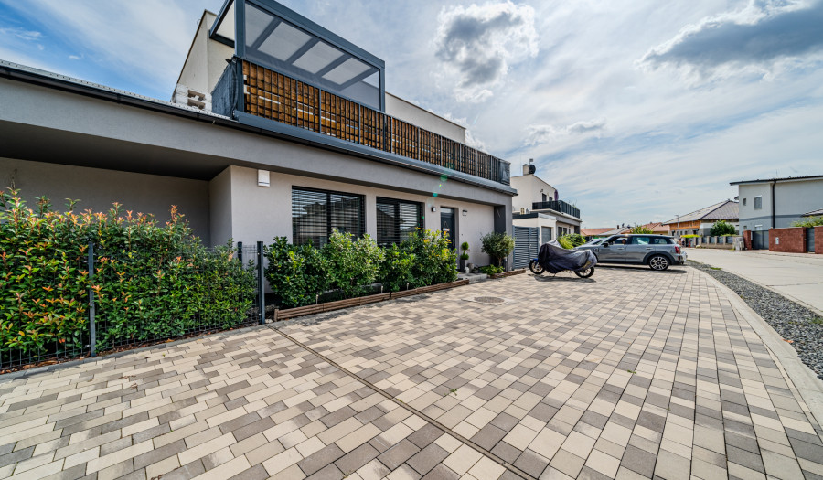 BOSEN | 3 izbový mezonetový byt s parkovaním, Tri vody Malinovo, 108 m2