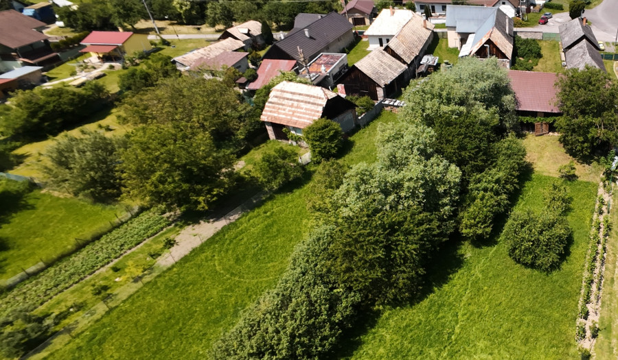 BOSEN | Rodinný dom s pozemkom, humnom a potokom, Kosorín