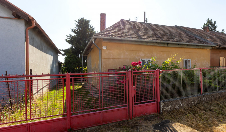 BOSEN | Starší rodinný dom s veľkou záhradou - Čeľadice