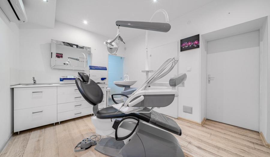 BOSEN | Dental Office / Chair Rental with Equipment, Kramáre