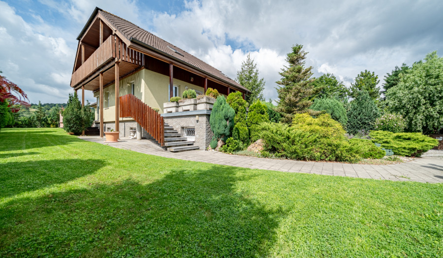 BOSEN | Rodinný dom so squashovou halou a vínnou pivnicou, pozemok 977m2, Limbach