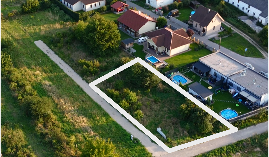 BOSEN | NA PREDAJ pozemok v obci Zamarovce s výhľadom na hrad