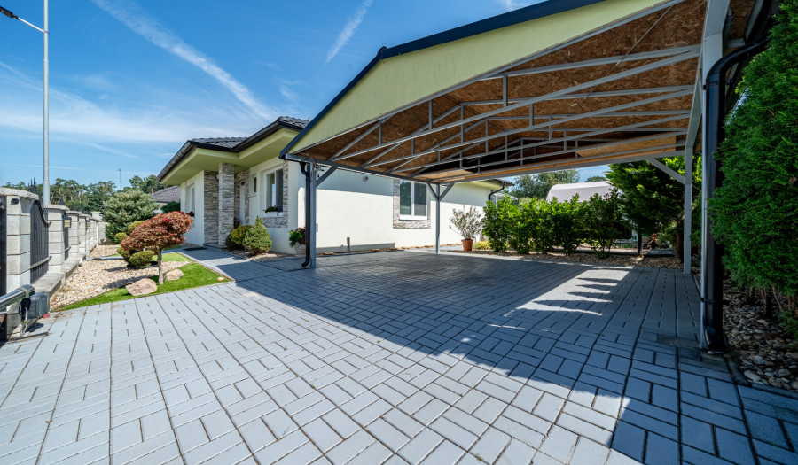 BOSEN| Samostatne stojaci rodinný dom Malacky - Píniová Alej, záhradný domček, kryté parkovanie, možnosť dokúpenia pozemku