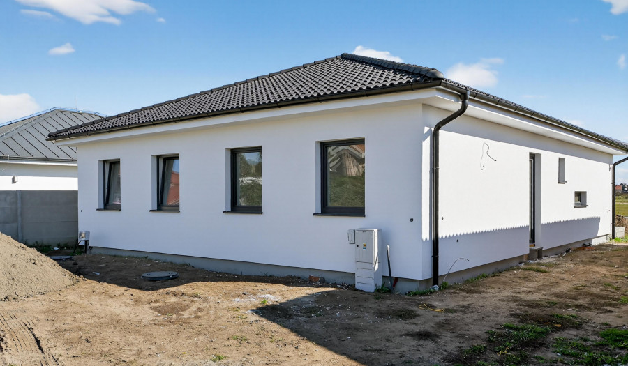 BOSEN | Na predaj 3 izbový rodinný dom, ktorý je súčasťou dvojdomu v obci Sekule